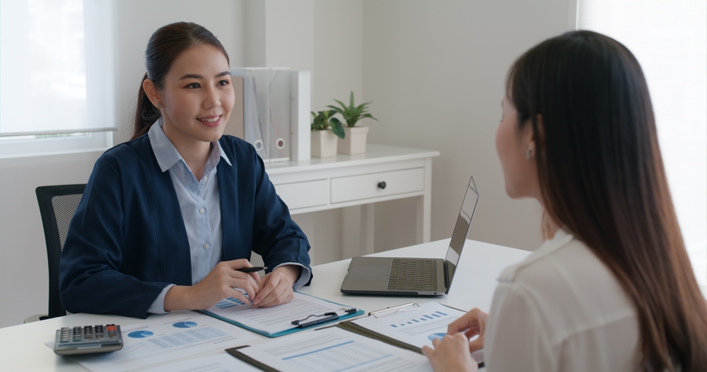 Asia,Woman,Real,Estate,Sale,Agent,Or,Trader,Advice,Sitting