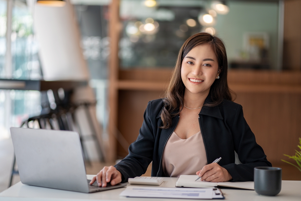 Portrait,Of,Asian,Businesswoman,Working,On,Her,Laptop,Computer,And